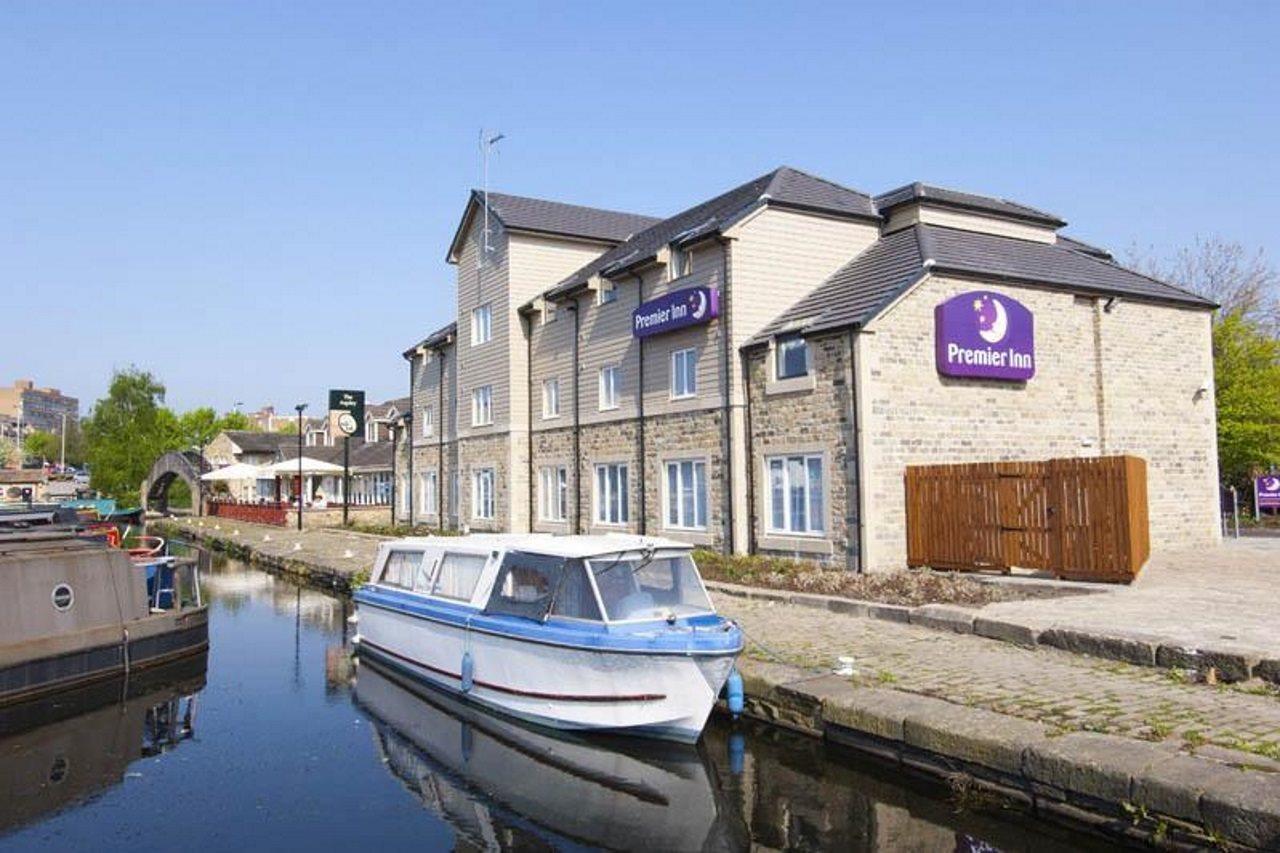 Premier Inn Huddersfield Central Eksteriør billede