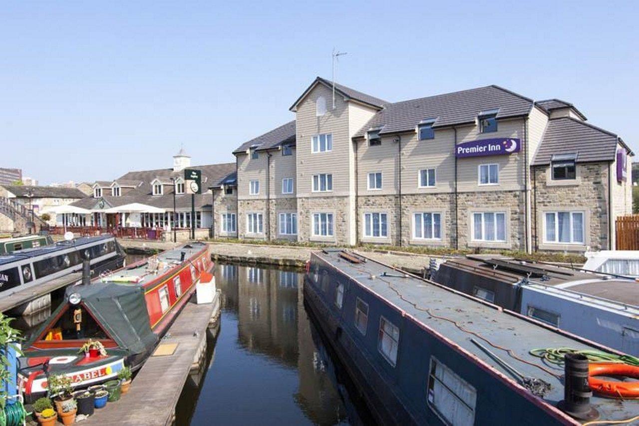 Premier Inn Huddersfield Central Eksteriør billede