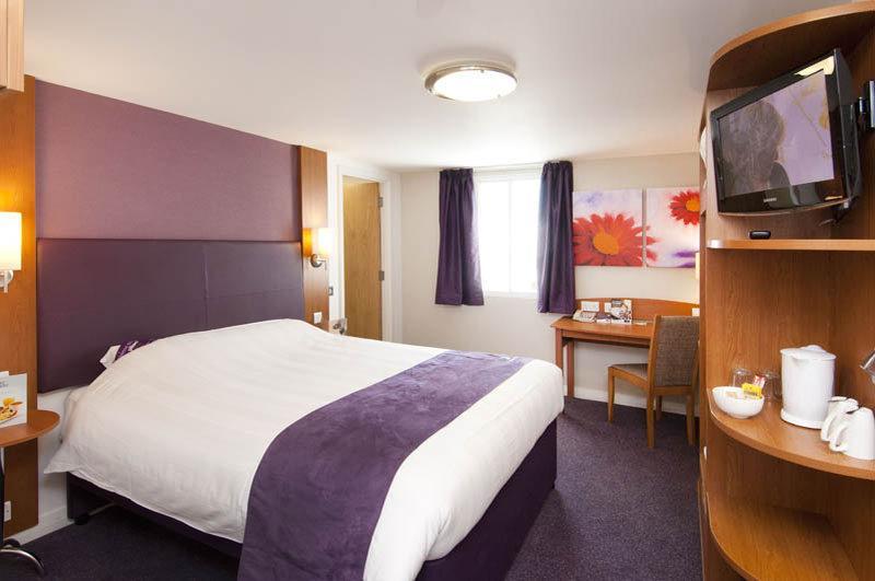 Premier Inn Huddersfield Central Eksteriør billede