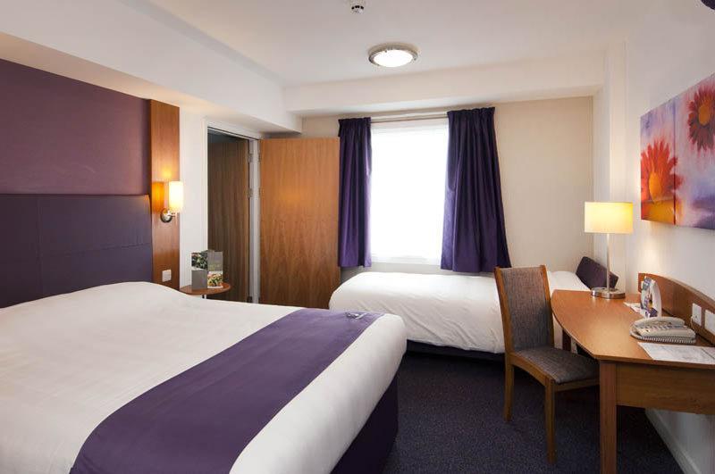 Premier Inn Huddersfield Central Eksteriør billede