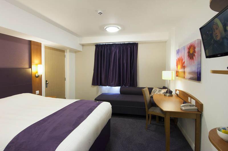 Premier Inn Huddersfield Central Eksteriør billede